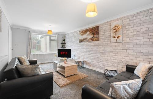 Little Hay Apartment | A Charming 3 Bed home next to NEC and Birmingham International Airport