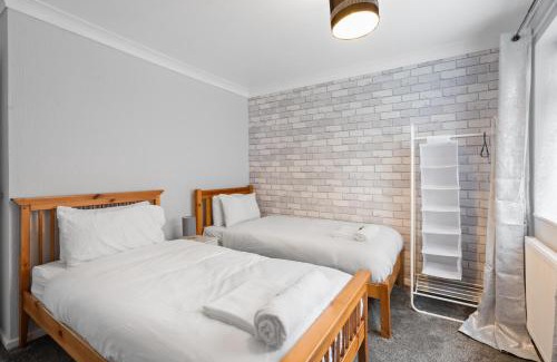 Little Hay Apartment | A Charming 3 Bed home next to NEC and Birmingham International Airport