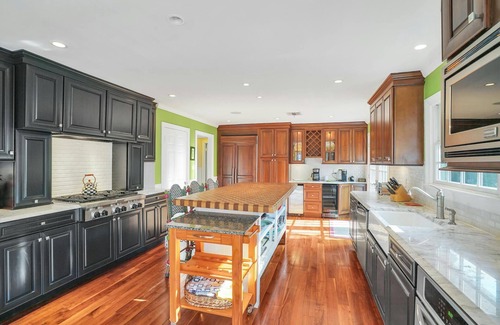 Avon House | A Charming 4 BR Home, King Suite Out-door deck, Pet Friendly!