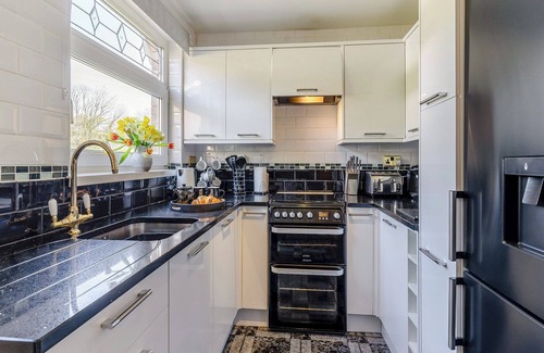 Horton Cottage | A charming bungalow in Port Eynon, Gower, just minutes from the beach.