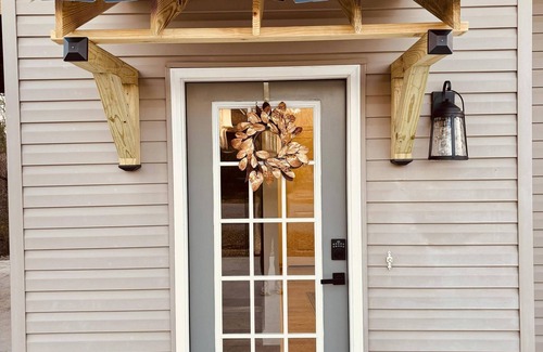 Hanceville Cottage | A charming cottage, recently renovated in a serene wooded area of Hanceville, AL