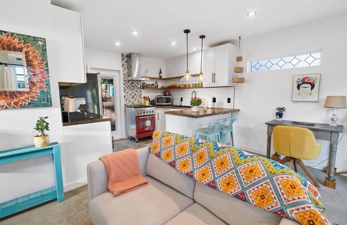 Crenshaw Cottage | A Charming detached guesthouse with everything