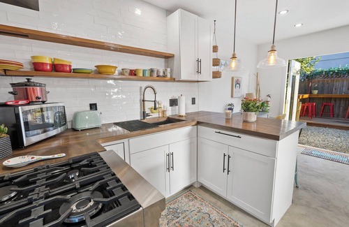 Crenshaw Cottage | A Charming detached guesthouse with everything