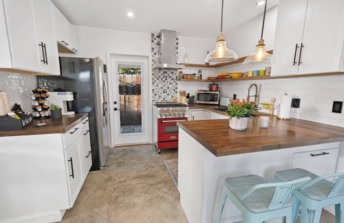 Crenshaw Cottage | A Charming detached guesthouse with everything