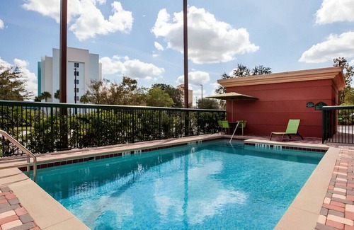 Airport North House | A Charming Group Hideaway! Enjoy Free Breakfast