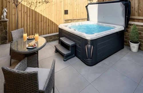 Barnoldswick Cottage | A charming one bedroom cottage oozing character and charm with a hot tub