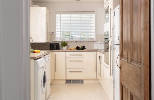 Marazion Cottage | A charming pet-friendly coastal cottage in Marazion jus a few metres from the sea with parking
