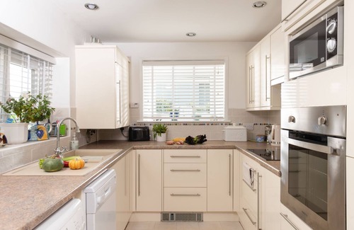 Marazion Cottage | A charming pet-friendly coastal cottage in Marazion jus a few metres from the sea with parking