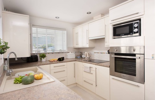 Marazion Cottage | A charming pet-friendly coastal cottage in Marazion jus a few metres from the sea with parking
