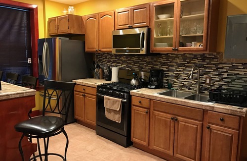 East Flatbush Apartment | A charming yet modern apartment 45 minutes to Manhattan. Corp/Long-term welcome