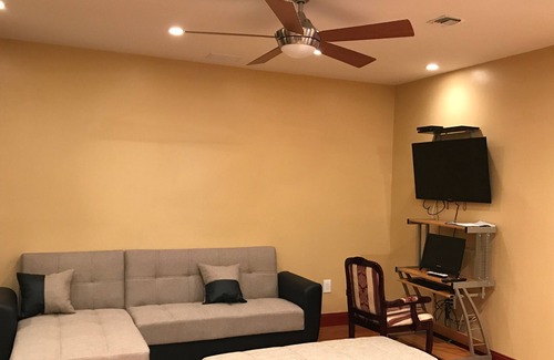 East Flatbush Apartment | A charming yet modern apartment 45 minutes to Manhattan. Corp/Long-term welcome
