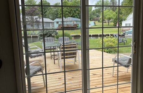 Paw Paw Lake House | A cheerful, bright lake getaway