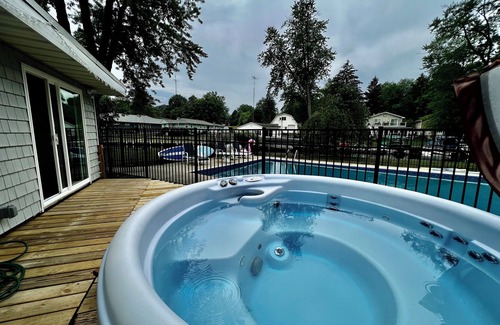 Paw Paw Lake House | A cheerful, bright lake getaway