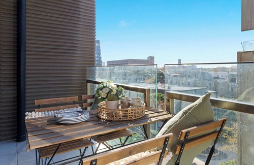 Carlton South Apartment | A Chic 2BR Apt Near Melbourne Uni, FREE Parking