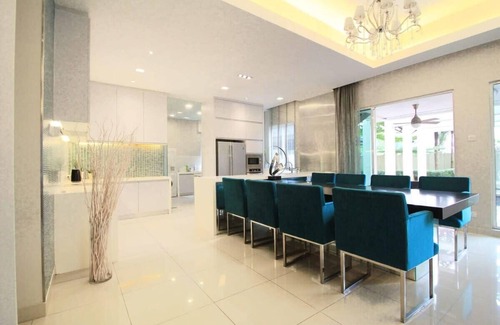 Cheras House | A Chic 4BR Oasis with Gazebo, Your Dream Getaway