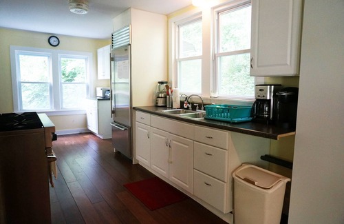 Jewett Center House | A Clean and Simple Retreat