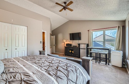 Southwest Colorado Springs House | A Colorado Room With a View - King