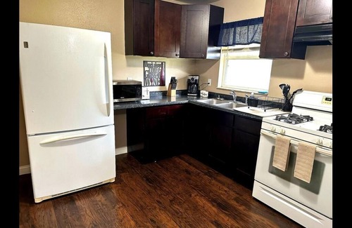 Lakeland Apartment | A comfortable 1bed 1 bath apartment located in a quit community.