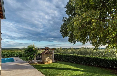 Marasi Cottage | A comfortable holiday home with private pool and garden near the Lim Canal