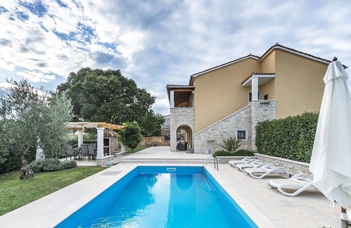 Marasi Cottage | A comfortable holiday home with private pool and garden near the Lim Canal