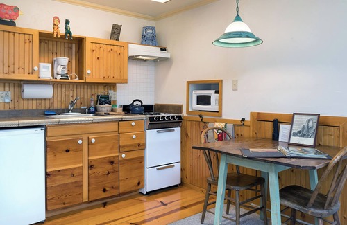 Ahwahnee Cottage | A comfortable one bedroom studio