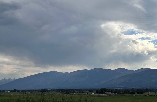 Corvallis Apartment | A comfortable retreat to relax. Amazing mountain-views & pet friendly.