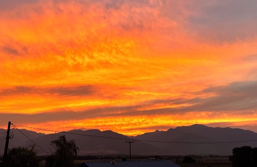 Corvallis Apartment | A comfortable retreat to relax. Amazing mountain-views & pet friendly.