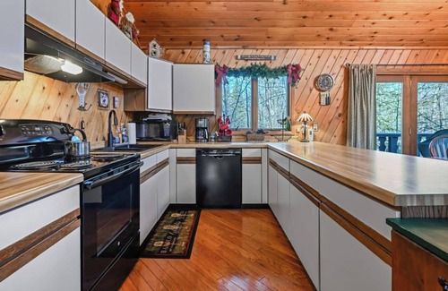Bessemer House | A Comfortable & Spacious Retreat in the Powderhorn Village