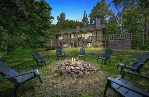 Bessemer House | A Comfortable & Spacious Retreat in the Powderhorn Village
