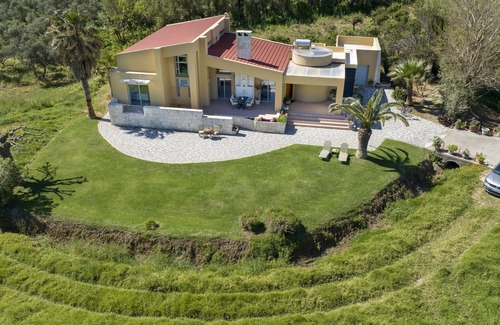 Maleme Villa | A comfortable,sunny villa in nature,listening to the sound of the sea!