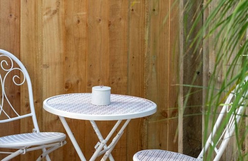 Hornby House | A comfy family stay near Hornby Mall Sleeps 8