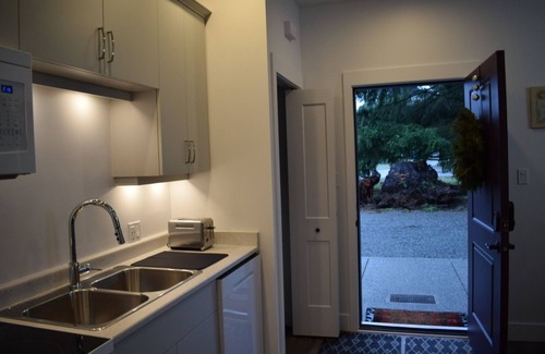 Regional District of Nanaimo Apartment | A complete self contained one bedroom apartment.