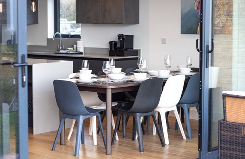 Malmesbury House | A contemporary glass fronted lake side home that sleeps 8 guests in 4 bedrooms