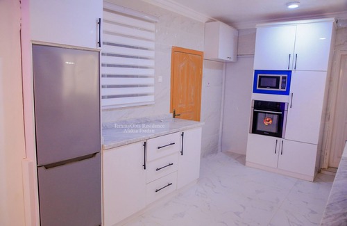 Ibadan House | A Cosy 5 bedroom, 2 living-room 2 kitchen and 6 bathroom available for short let