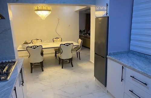 Ibadan House | A Cosy 5 bedroom, 2 living-room 2 kitchen and 6 bathroom available for short let