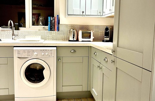 West Mersea Cottage | A cosy cottage by the sea with sea food and dog walks on the doorstep.