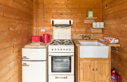 Deerhurst Cabin | A Cosy, Rustic, Romantic Retreat with a Swimming Pool, Jacuzzi and Sauna!