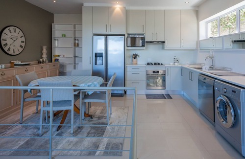 Kommetjie Cottage | A Cottage 2 min stroll to the beach. A POOL and full SOLAR power