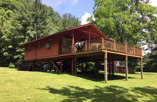 Goldbond Cabin | A cottage on the new river