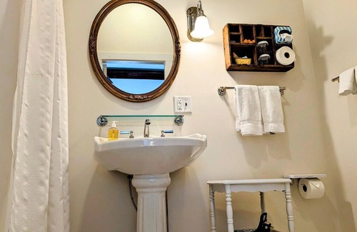 Shelburne Bed & Breakfast | A cozy 2nd Floor King B&B Room in Downtown Shelburne - Delicious Breakfasts! FLE