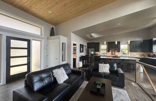 Blind Bay House | A Cozy And Modern Retreat On Shuswap Lake