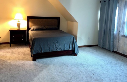 Weybridge Apartment | A cozy apartment suite by the mountain with stunning views