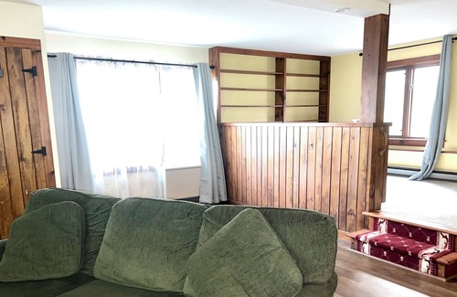 Weybridge Apartment | A cozy apartment suite by the mountain with stunning views