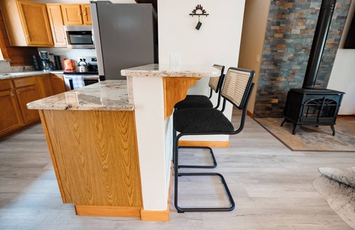 Zuzax Cabin | "A Cozy Cabin Escape in Tijeras"+Hot Tub+Pet Friendly!