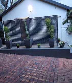 Greater Johannesburg Metropolitan Area Apartment | A cozy cottage in Bryanston