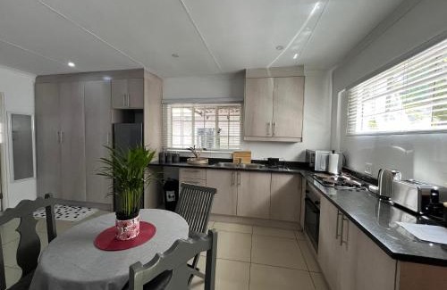 Greater Johannesburg Metropolitan Area Apartment | A cozy cottage in Bryanston