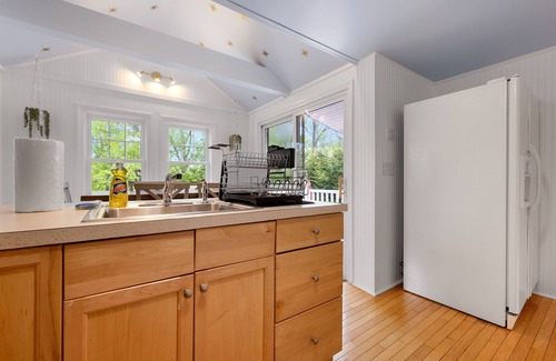 Colchester Cottage | A cozy cottage with a beautiful deck - swim, hike and play!