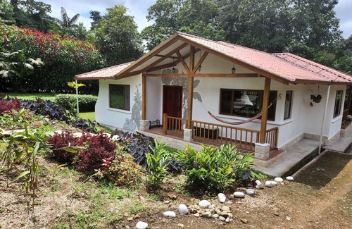 Pedro Vicente Maldonado House | A cozy and colorful house in a wonderful natural environment.