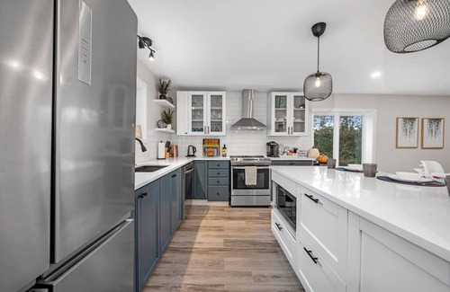 Lanark Highlands Ski Chalet | A cozy escape on the lake with a hot tub