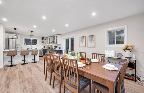 Lanark Highlands Ski Chalet | A cozy escape on the lake with a hot tub